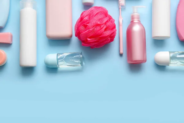 Skład Różnych Produktów Kosmetycznych Szczoteczki Zębów Gąbki Kąpieli Tle Koloru — Zdjęcie stockowe