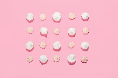 Pembe arka planda bir sürü tatlı krema