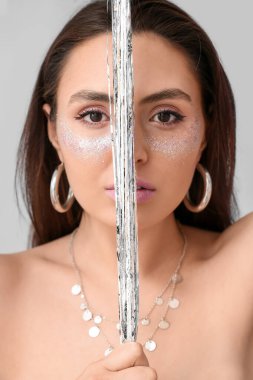 Yüzünde parıltılarla güzel bir genç kadın.