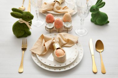 Işık arka planında Paskalya kutlaması için şenlik masası