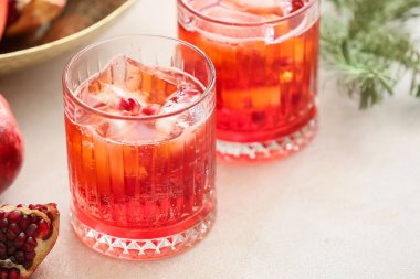 Beyaz arka planda lezzetli nar kokteyli.