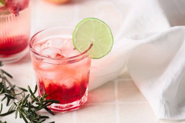 Fayans arkaplanda bir bardak lezzetli nar kokteyli.