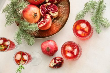 Beyaz arka planda lezzetli nar kokteyli.