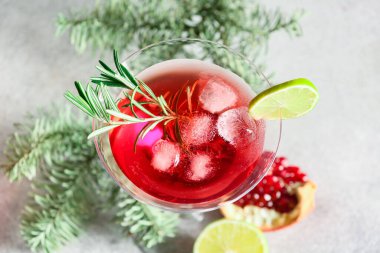 Beyaz arka planda bir bardak lezzetli nar kokteyli.