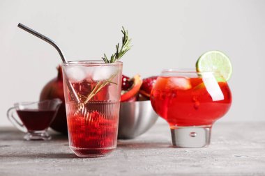 Masada bir bardak lezzetli nar kokteyli.