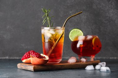 Siyah arka planda lezzetli nar kokteyli.