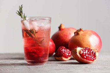 Masada bir bardak lezzetli nar kokteyli.