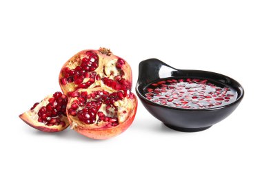 Bir kase nar pekmezi ve beyaz arka planda taze meyveler.