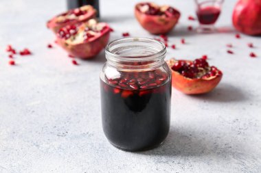 Hafif arkaplanda bir kavanoz nar pekmezi.