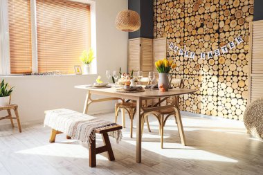 Paskalya kutlaması için yemek masalı bir oda.