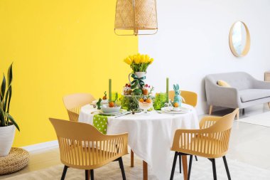 Paskalya kutlaması için yemek masalı şık bir oda.