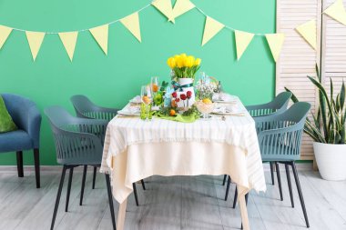 Paskalya kutlaması için yemek masalı bir oda.