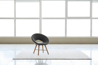 Pencereli, sandalyeli ve halılı büyük boş oda manzarası