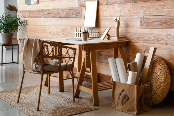 Interieur Van Moderne Werkplaats Met Laptop Rieten Stoel — Stockfoto