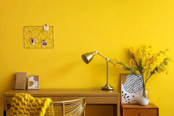 Holztisch Mit Goldener Lampe Der Nähe Der Gelben Wand — Stockfoto