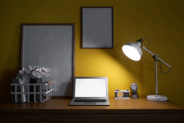 Современное Рабочее Место Ноутбуком Светящейся Лампой Темном Офисе — стоковое фото