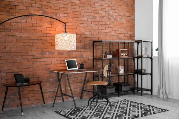 棚ユニットとレンガの壁と近代的なオフィスのインテリア — ストック写真