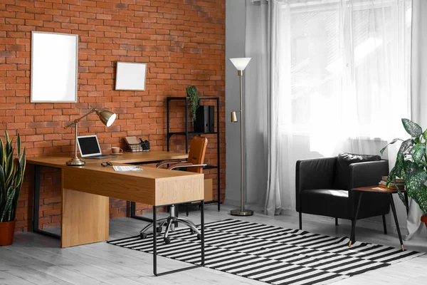 Interieur Eines Modernen Büros Mit Arbeitsplatz Lampen Und Sessel — Stockfoto