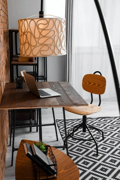 Σύγχρονη Χώρο Εργασίας Φορητό Υπολογιστή Και Ξύλινη Καρέκλα Στο Γραφείο — Φωτογραφία Αρχείου