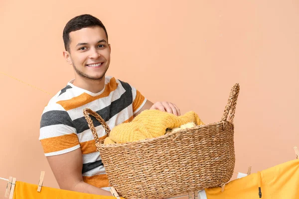 Junger Mann Mit Korb Hängender Sauberer Wäsche Und Hölzerner Wäscheklammer — Stockfoto