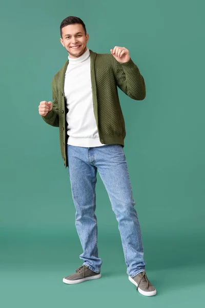 Junger Mann Pullover Tanzt Auf Grünem Hintergrund — Stockfoto