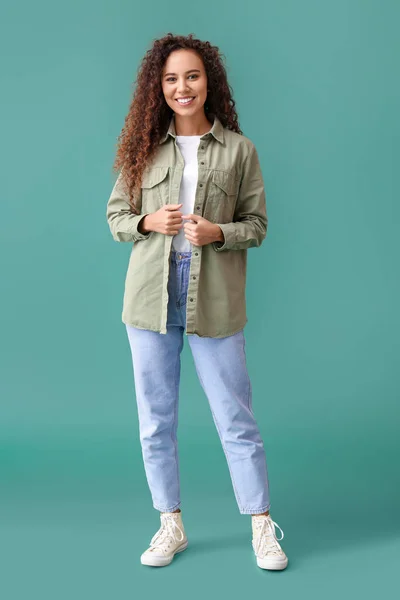 Молода Афро Американська Жінка Стильному Одязі Зеленому Тлі — стокове фото