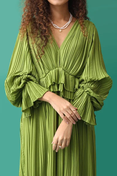 Jovem Vestido Com Jóias Elegantes Fundo Verde — Fotografia de Stock