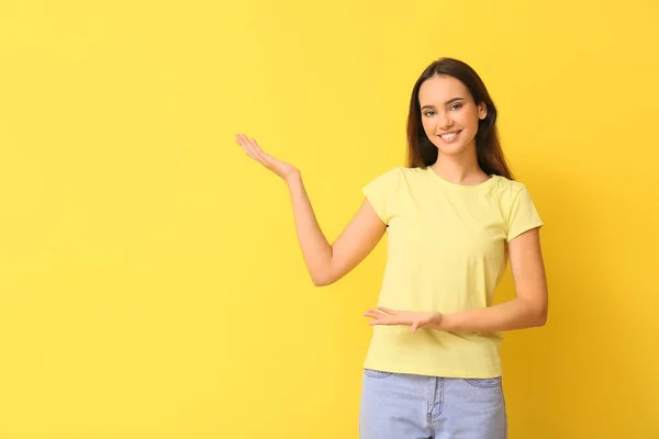 Söt Ung Kvinna Snygg Shirt Gul Bakgrund — Stockfoto