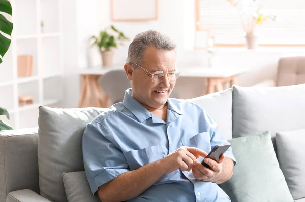 Senior Man Bril Met Mobiele Telefoon Bank Thuis — Stockfoto