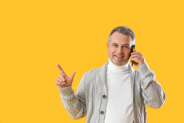 Senior Man Talking Mobile Phone Yellow Background — Stock Photo, Image
