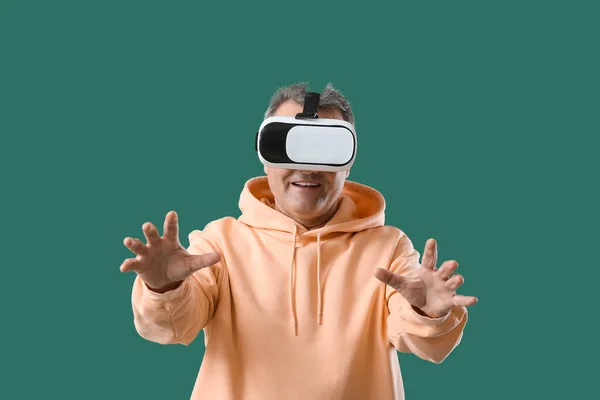 Senior Mit Brille Auf Grünem Hintergrund — Stockfoto