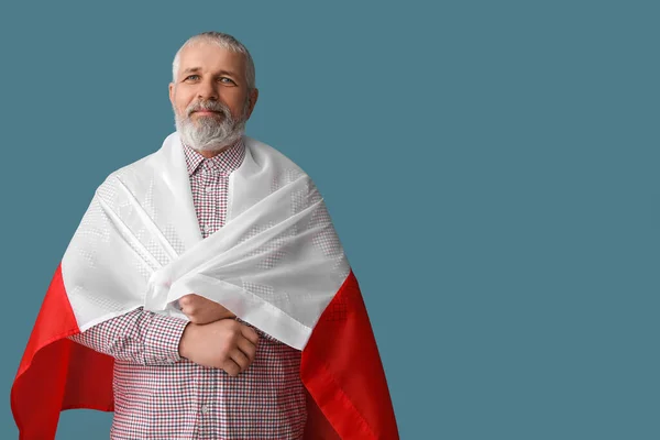 Rijpe Man Met Vlag Van Polen Blauwe Achtergrond — Stockfoto