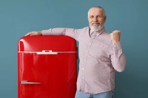 Happy Volwassen Man Rode Koelkast Blauwe Achtergrond — Stockfoto