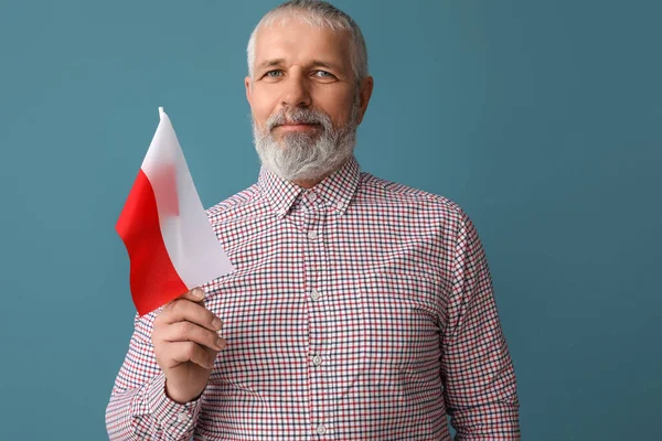 有波兰国旗蓝色背景的成熟男人 — 图库照片
