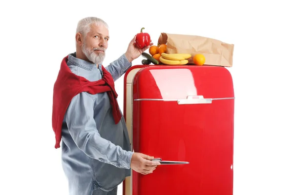 Älterer Mann Mit Essen Und Rotem Kühlschrank Auf Weißem Hintergrund — Stockfoto