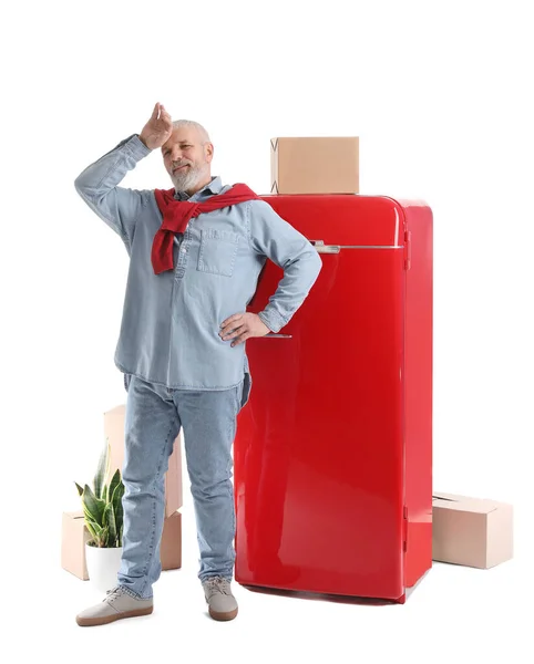 Moe Volwassen Man Met Bewegende Dozen Rode Koelkast Witte Achtergrond — Stockfoto