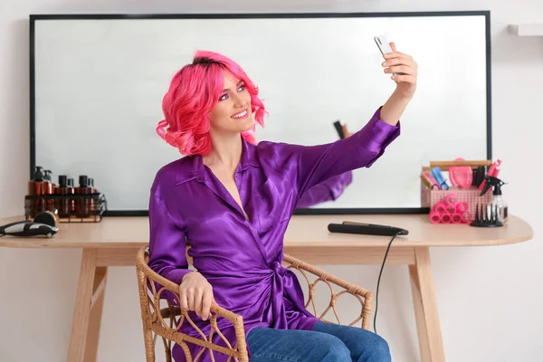 Stylish Woman Bright Hair Taking Selfie Beauty Salon — Stock Photo, Image