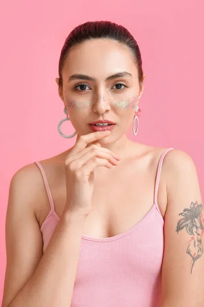 Femme Avec Maquillage Créatif Bijoux Tendance Sur Fond Rose — Photo