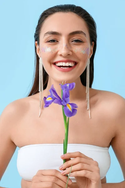 Donna Felice Con Trucco Creativo Fiore Iris Sfondo Blu — Foto Stock