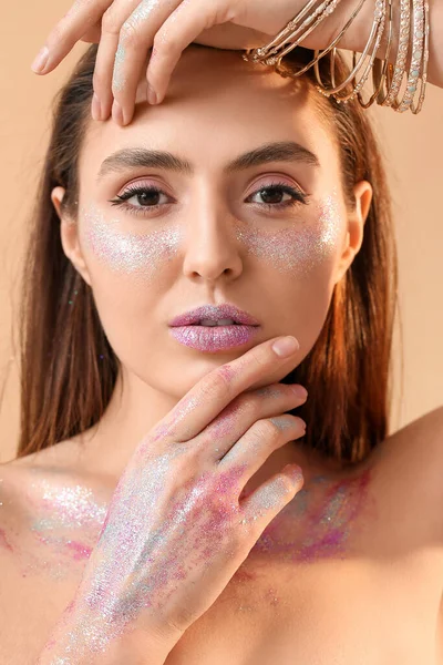 Mooie Jonge Vrouw Met Glitters Haar Gezicht Lichaam Tegen Kleur — Stockfoto