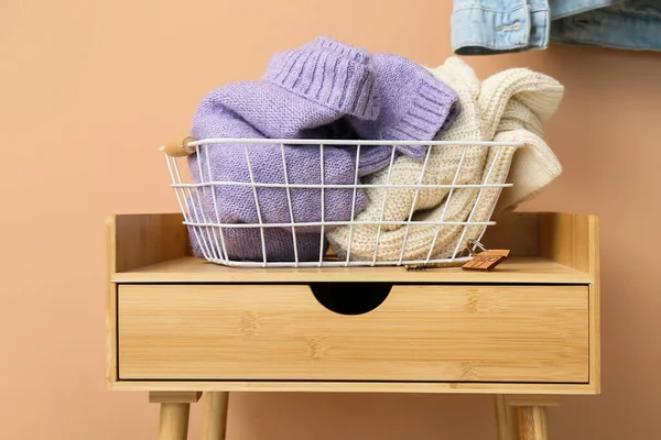 Mand Met Gebreide Truien Tafel Bij Beige Wand — Stockfoto