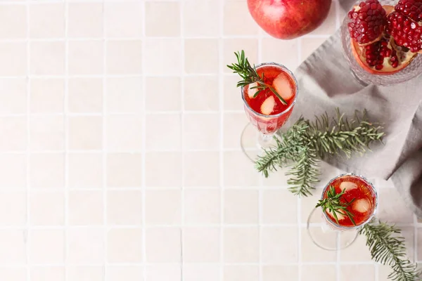 Glasses Tasty Pomegranate Cocktail Tile Background — Stock Photo, Image