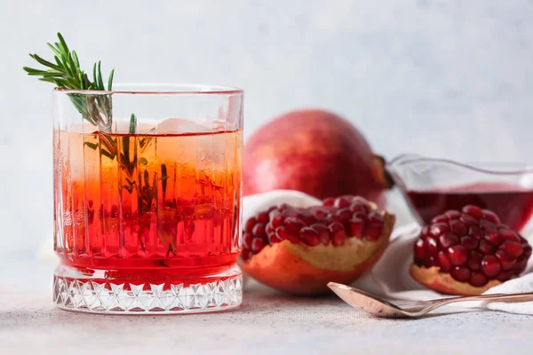 Glas Smakelijke Granaatappel Cocktail Witte Achtergrond — Stockfoto