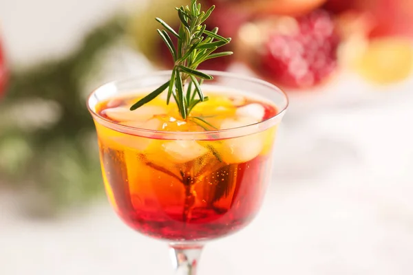 Glas Smakelijke Granaatappel Cocktail Lichte Achtergrond Close — Stockfoto