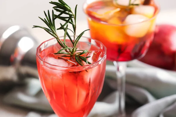 Bicchieri Cocktail Melograno Saporito Sul Tavolo Primo Piano — Foto Stock