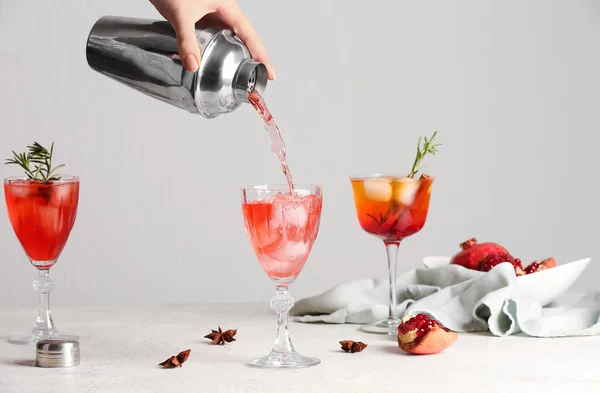 Vrouw Gieten Smakelijke Granaatappel Cocktail Glas — Stockfoto