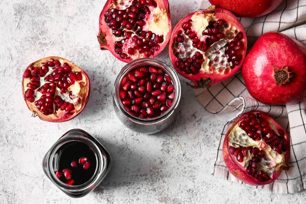 Frascos Melaza Granada Frutas Frescas Sobre Fondo Claro — Foto de Stock