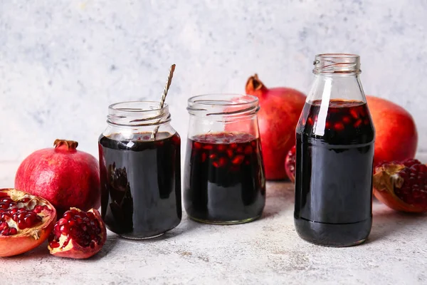 Frascos Melaza Granada Frutas Frescas Sobre Fondo Claro — Foto de Stock