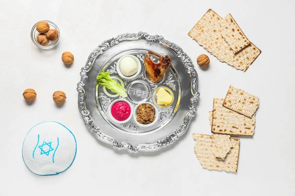 Sammensetning Med Påske Seder Plate Hvit Bakgrunn – stockfoto