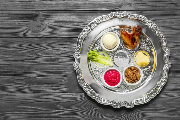 Passahfest Seder Teller Mit Traditionellem Essen Auf Holzgrund — Stockfoto